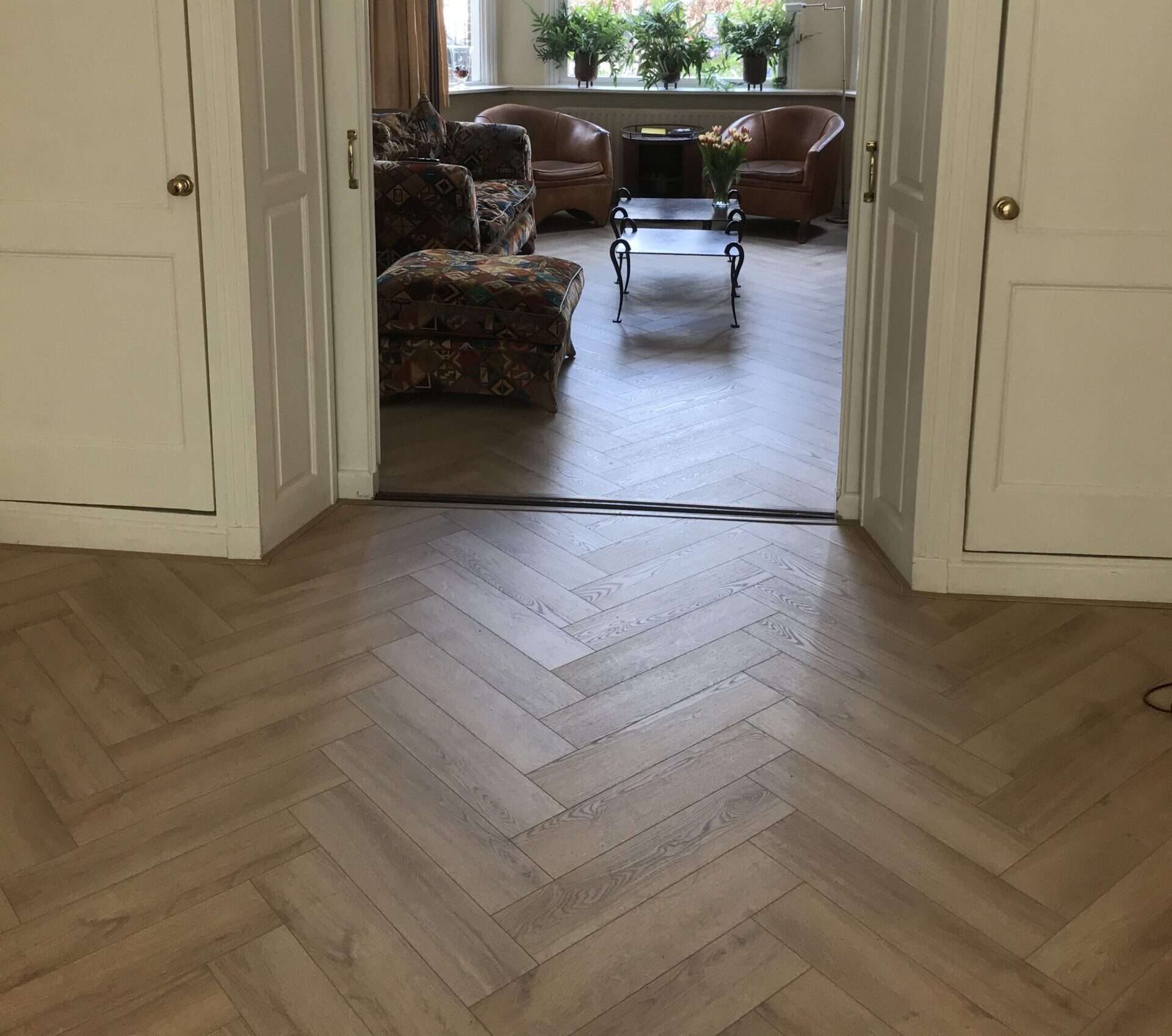 Afbeelding van een laminaatvloer gelegd door Robert Kranenburg, de Vloerspecialist in Breda.